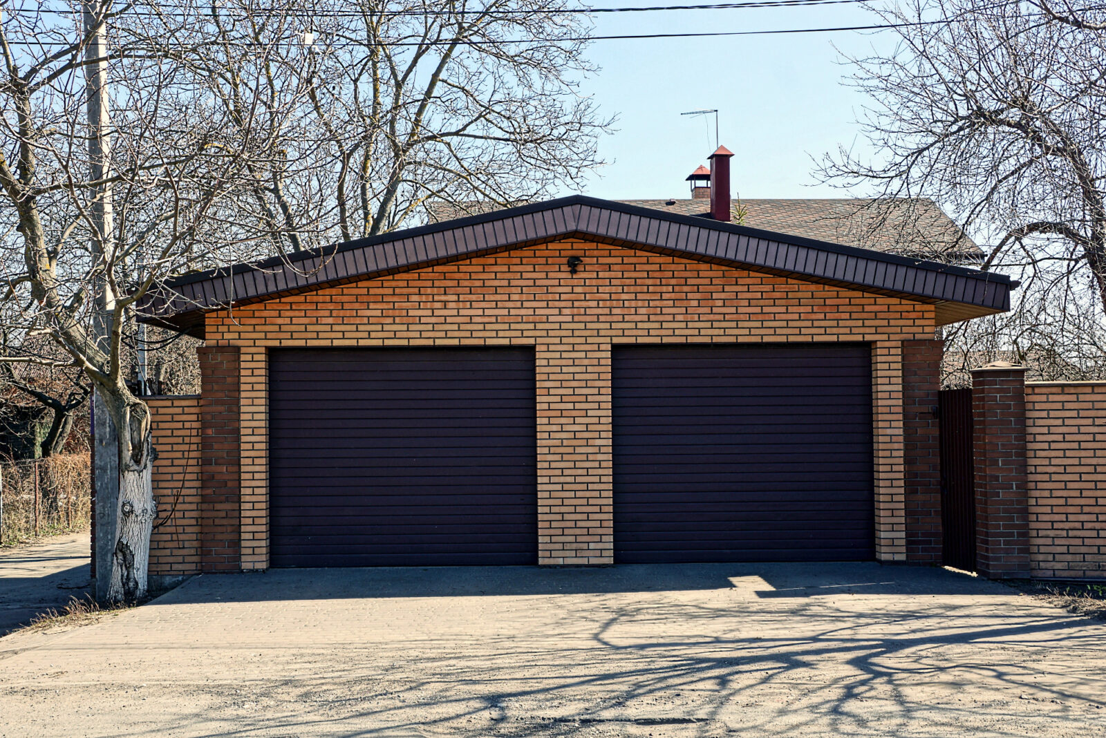 Pri prenovi fasade smo se odločili da bodo tudi garažna vrata naredila dodatno preobrazbo